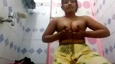 Desi bathroom striptease video