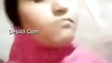 Desi whore flashes XXX-shaped titties covered with red bra close-up