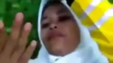 The first-time experience of this sexy Tamil babe fuck outdoor in jungle