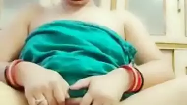 Hot Bhabhi is keen to show off her pussy to million of Desi viewers
