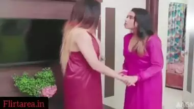Mere Pati Ne Meri Dost Ke Sath Mujhe Bhi Choda(threesome)