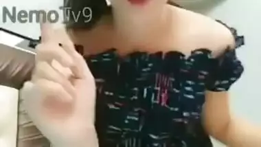 Tarni ,Sexy Desi girl lifting top to show navel to bF, She is so horny,!