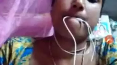 Before wedding aroused groom asks Indian bride-to-be to show boobs