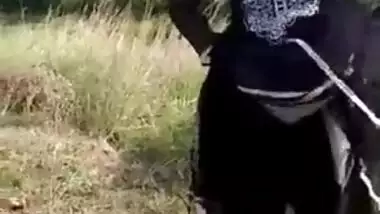 Desi woman went outdoors to perform amateur XXX striptease on camera