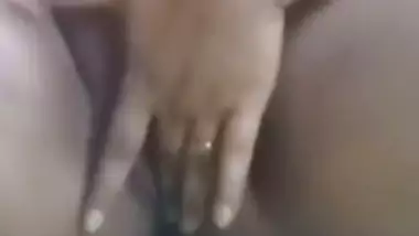 Curvy Desi village girl shows perky XXX tits and pussy in MMS clip