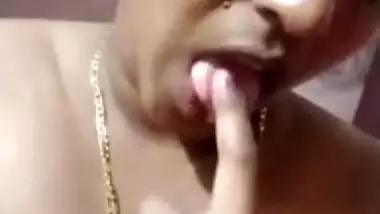 Desi nude milf shoots her naked MMS for her lover