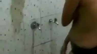 BF films his naked GF’s erotic bathing video