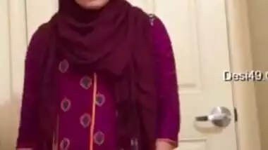 Modest Indian teen caught flashing assets for lover in Desi mms video